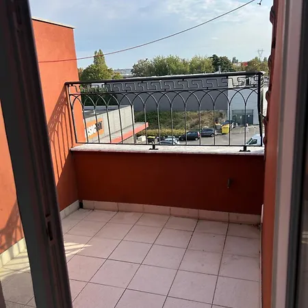 Avec Balcon Près D'un Mcdo